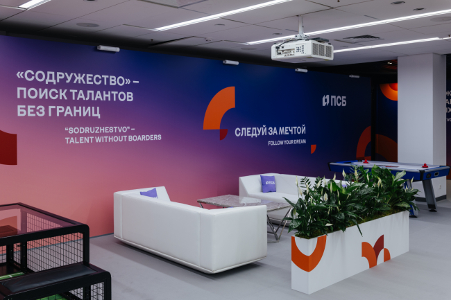 Трехместный диван Diamond белого цвета в аренду