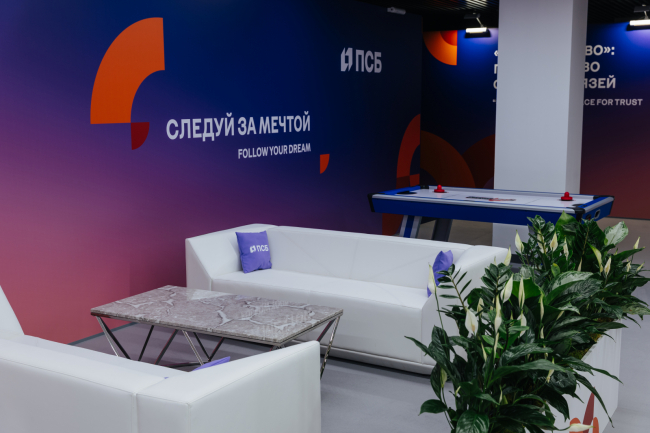 Трехместный диван Diamond белого цвета в аренду