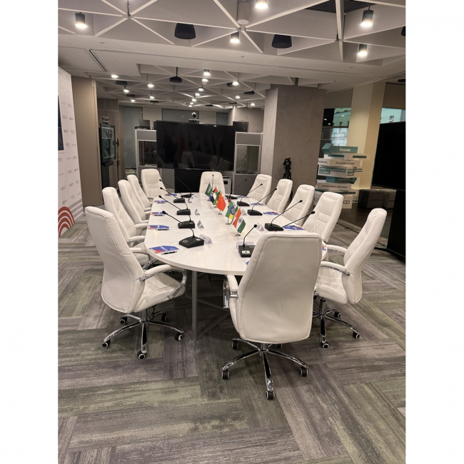 Стол CONNECT Oval переговорный 995х170 белого цвета в аренду